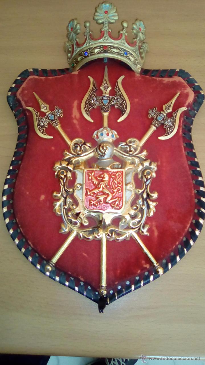 Antiquit&eacute;s: ANTIGUO ESCUDO DE CUERO, METAL Y TERCIOPELO