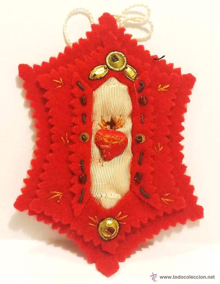 Antig&uuml;edades: ANTIGUO ESCAPULARIO BORDADO EN RELIEVE - Foto 1