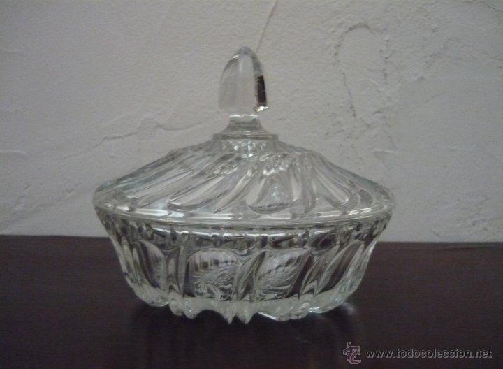 Antiques: Antigua Bonbonera en Cristal tallado con motivos de  hojas.