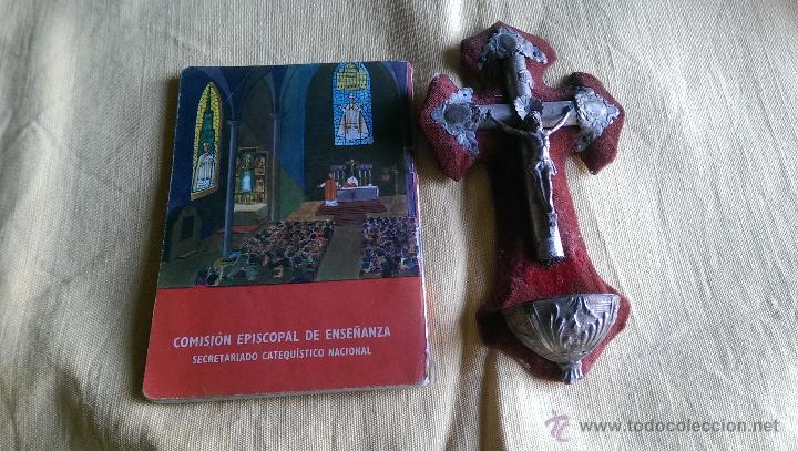 Antig&uuml;edades: CATECISMO 1965 Y ANTIGUA BENDITERA - Foto 1