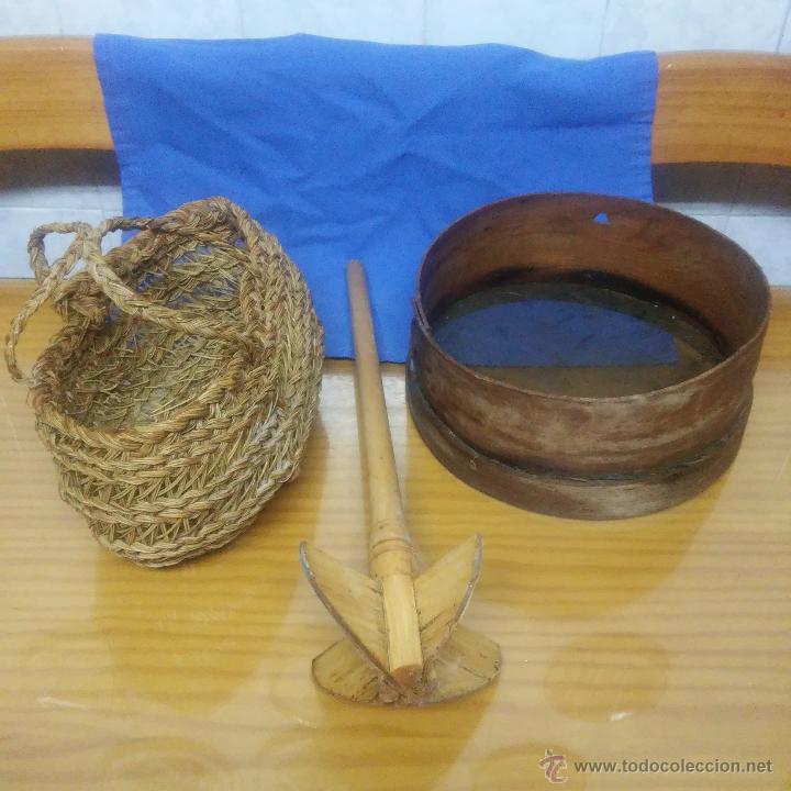 Antiquit&eacute;s: LOTE UTENSILIOS DEL HOGAR, CEDAZO-TAMIZ, CESTO DE ESPARTO-PLEITA Y BATIDOR-ESPUMADERA A&Ntilde;OS 40.