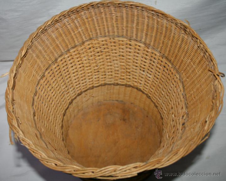 Antig&uuml;edades: ANTIGUO CESTO DE MIMBRE CON CULO DE MADERA - Foto 2