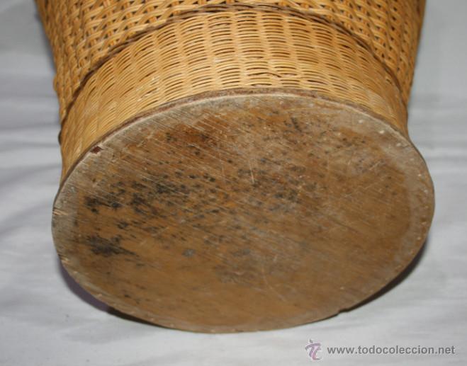 Antig&uuml;edades: ANTIGUO CESTO DE MIMBRE CON CULO DE MADERA - Foto 4