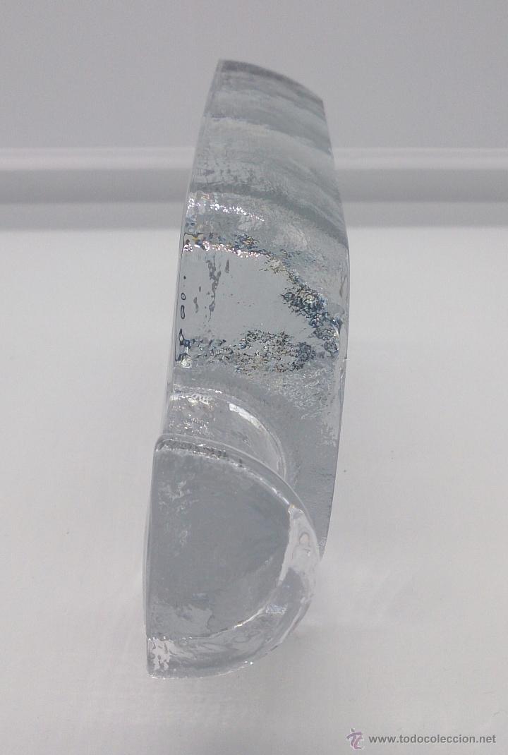 Antigüedades: Gran pisapapeles antiguo en cristal prensado con barco y timón grabados al ácido y estuche forrado . - Foto 8 - 53580212
