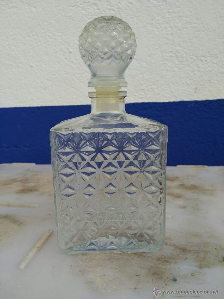 Antig&uuml;edades: LICORERA ANTIGUA DE CRISTAL BASE RECTANGULAR 30 CMS. DE ALTO - Foto 1