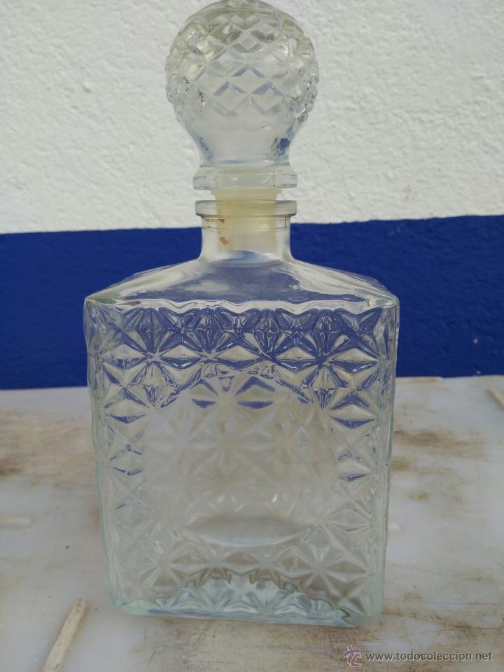 Antig&uuml;edades: LICORERA ANTIGUA DE CRISTAL BASE RECTANGULAR 30 CMS. DE ALTO - Foto 2