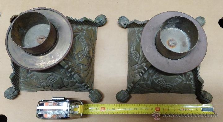 Antig&uuml;edades: 2 CANDELABROS PORTA VELONES BRONCE - Foto 3