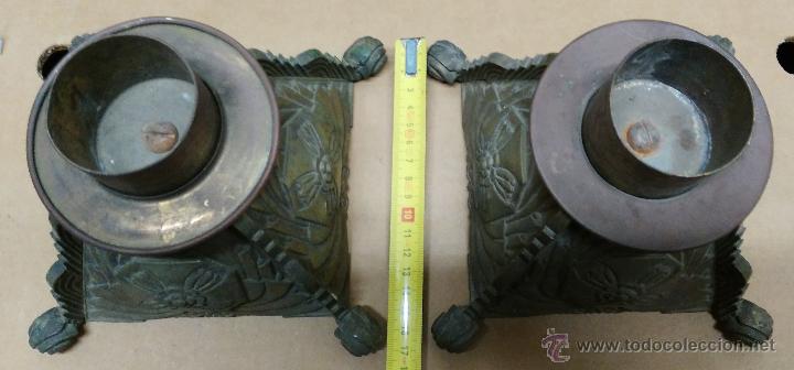 Antig&uuml;edades: 2 CANDELABROS PORTA VELONES BRONCE - Foto 4