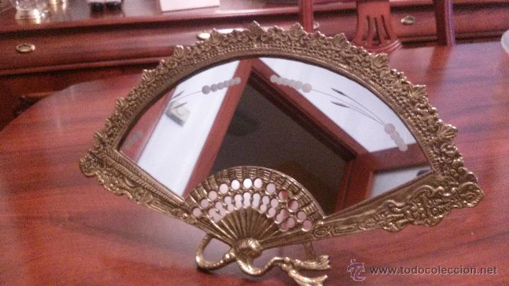 Antig&uuml;edades: ESPEJO BISELADO EN MARCO DE BRONCE FORMA ABANICO - Foto 1