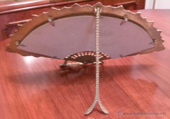 Antig&uuml;edades: ESPEJO BISELADO EN MARCO DE BRONCE FORMA ABANICO - Foto 2