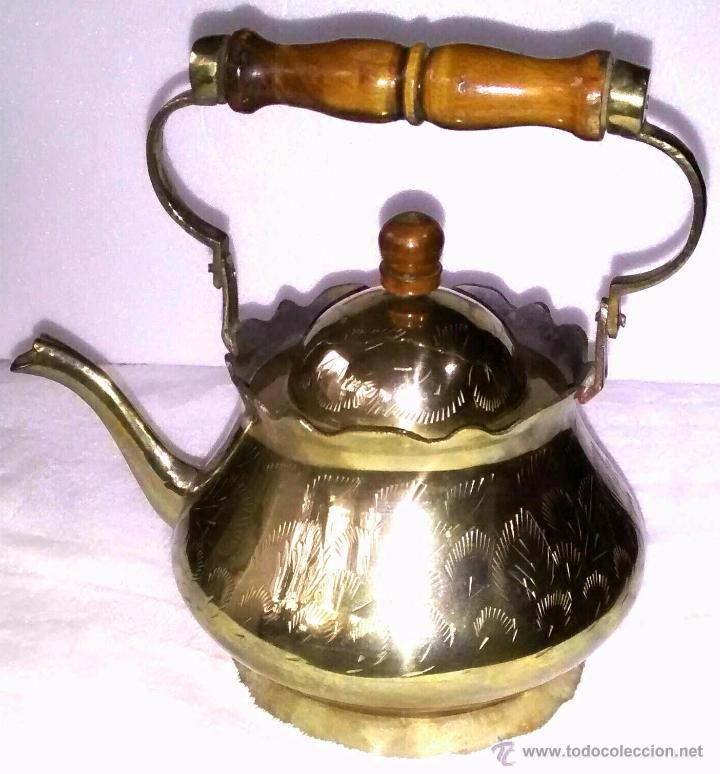 Antiques: ANTIGUA TETERA DISE&Ntilde;O ARABE TALLADA EN METAL DORADO CON ASA DE MADERA. (18,5x19,5) cm. SIN ESTRENAR