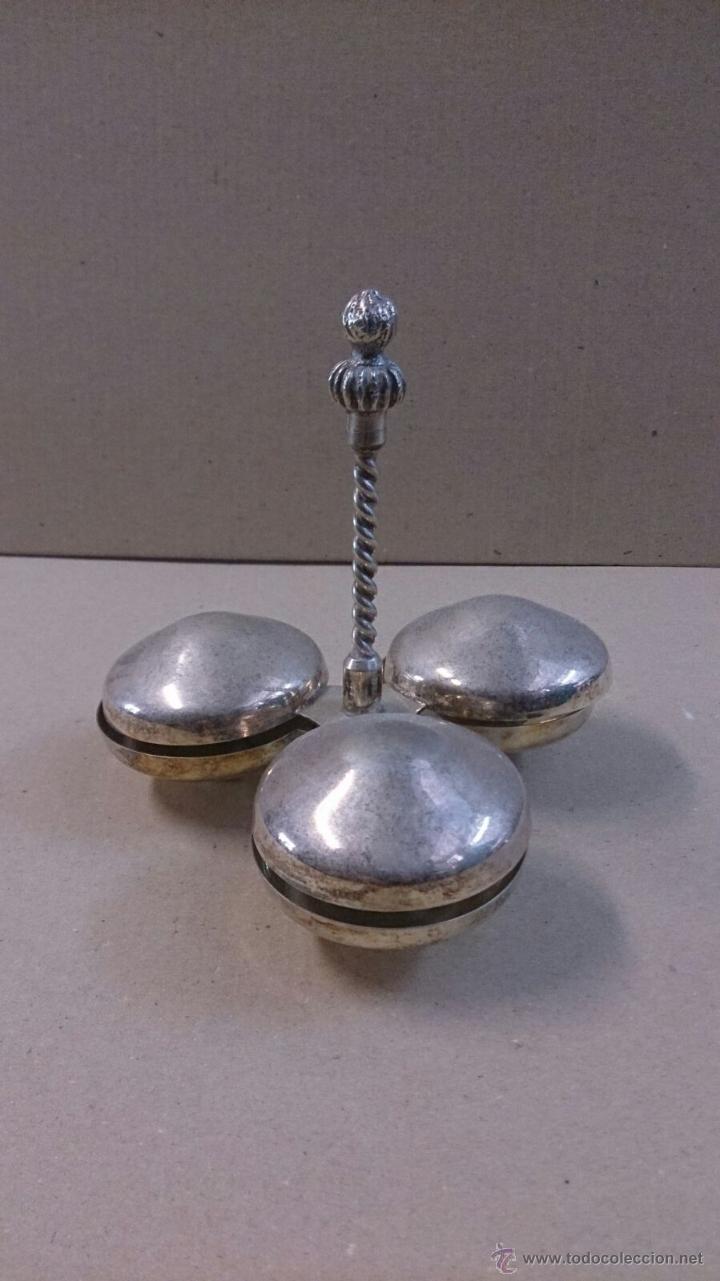 Antiques: Especiero-aperitivero de metal plateado