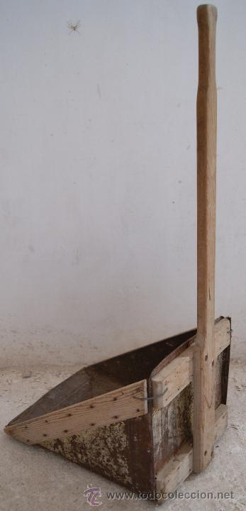 Antig&uuml;edades: Antiguo Recogedor en madera y metal. - Foto 2