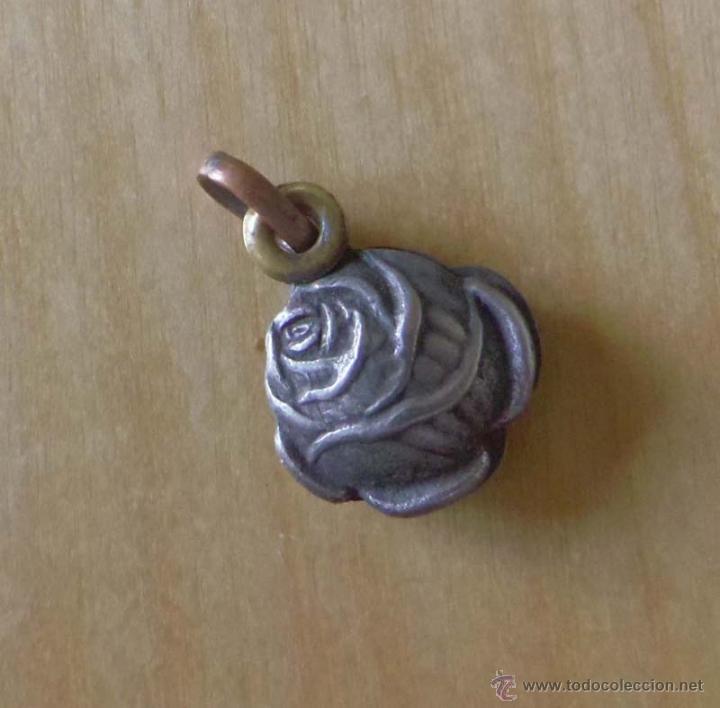 Antig&uuml;edades: MEDALLA RELIQUIA - SANTA TERESA ( FORMA DE ROSA)