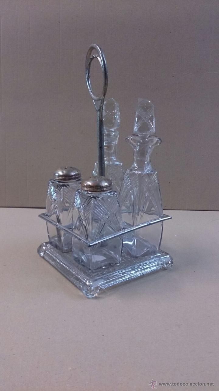 Antig&uuml;edades: Vinagrera en metal y cristal - Foto 1