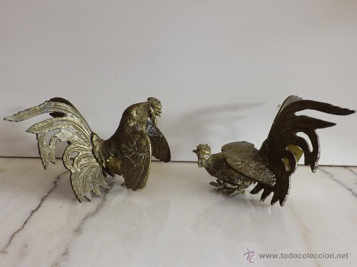 Antig&uuml;edades: PAREJA DE GALLOS DE BRONCE ANTIGUOS - Foto 1