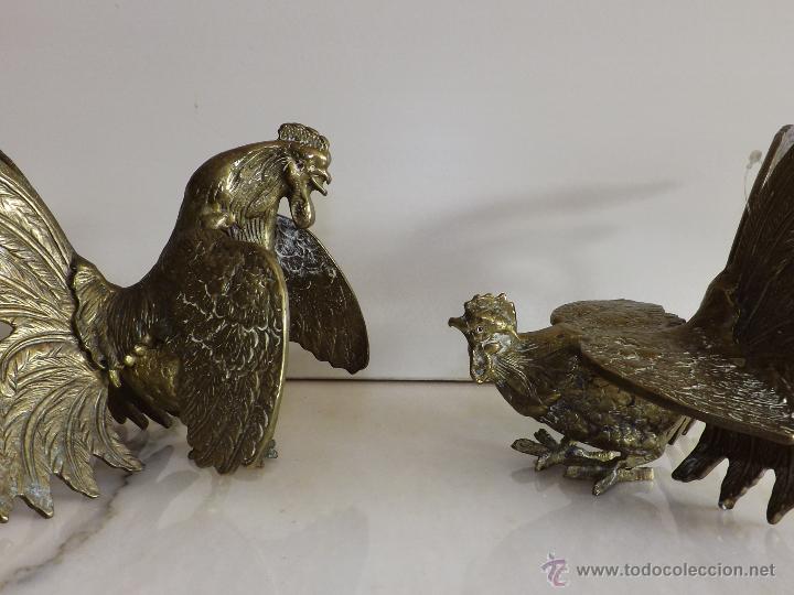Antig&uuml;edades: PAREJA DE GALLOS DE BRONCE ANTIGUOS - Foto 2