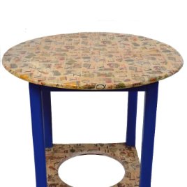 antigua mesa camilla decorada al estilo antiguo, abecedario francés, inglés.