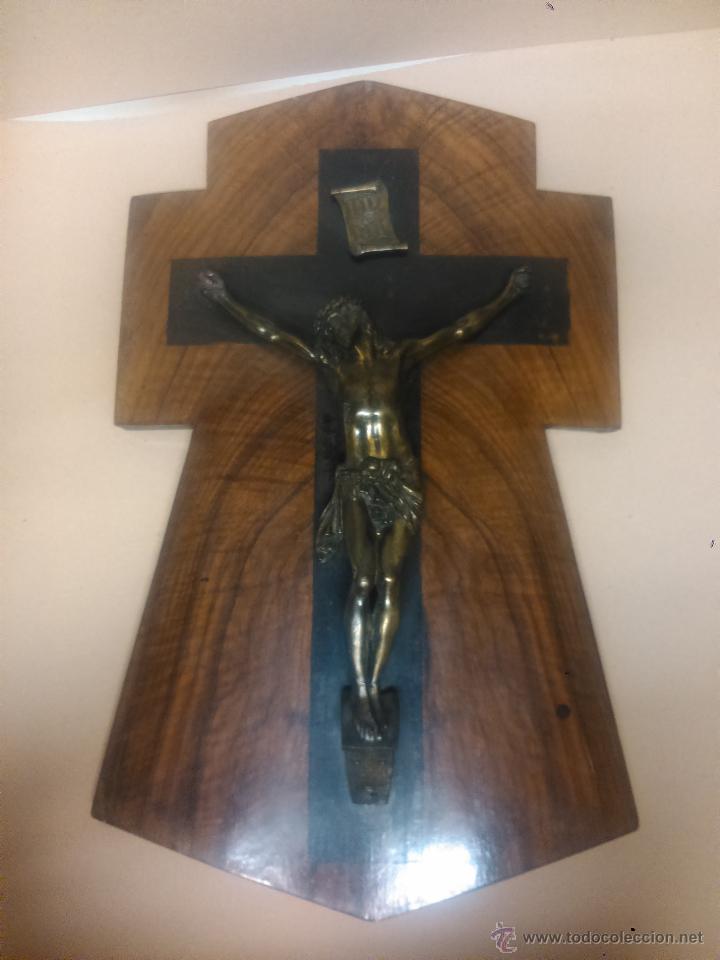 Antig&uuml;edades: Cristo de bronce en cruz de madera - Foto 1