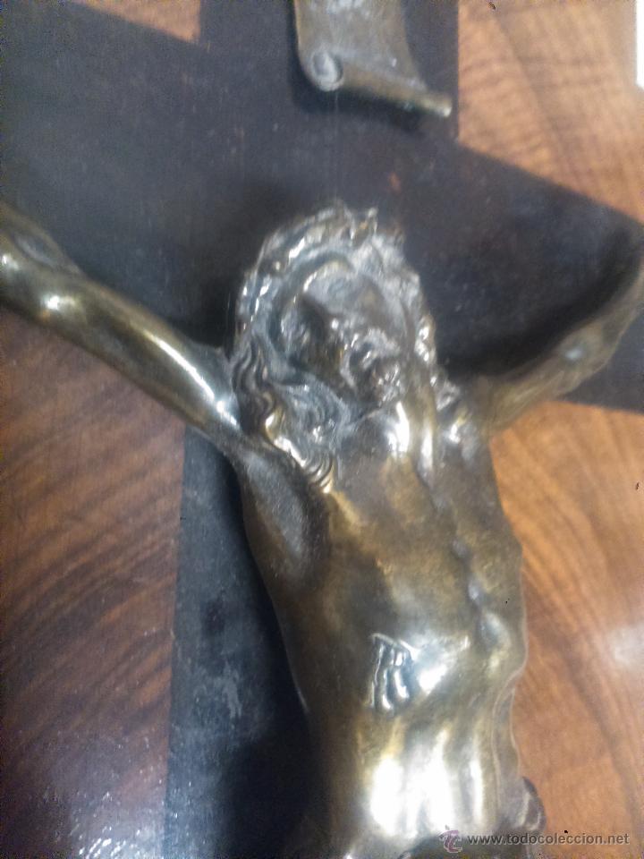 Antig&uuml;edades: Cristo de bronce en cruz de madera - Foto 2