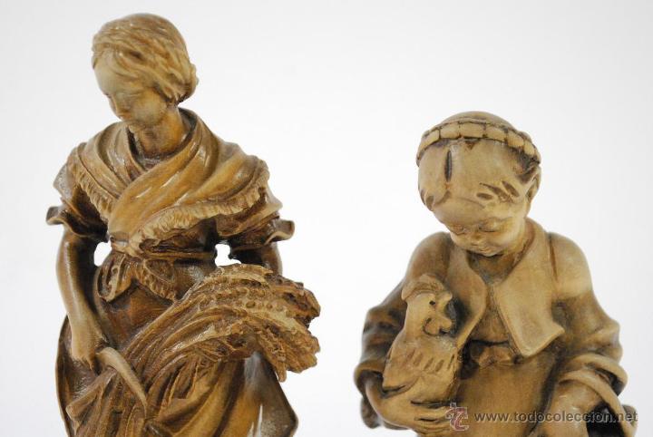 Antig&uuml;edades: Pareja de j&oacute;venes talladas en madera. - Foto 2