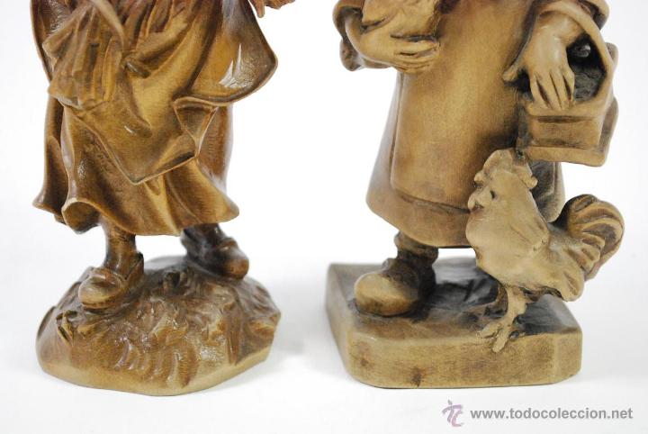 Antig&uuml;edades: Pareja de j&oacute;venes talladas en madera. - Foto 3