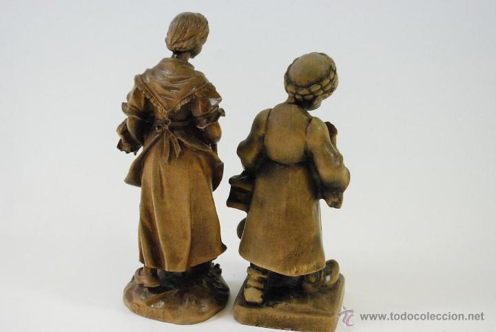 Antig&uuml;edades: Pareja de j&oacute;venes talladas en madera. - Foto 4