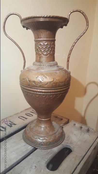 Antig&uuml;edades: gran jarron de bronce repujado con asas, 31cm de alto. - Foto 1