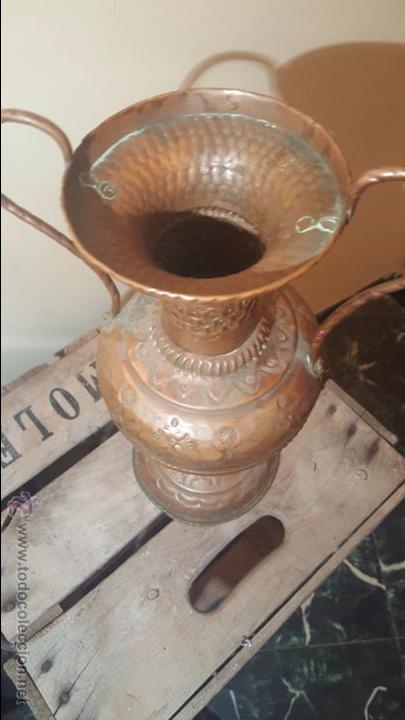 Antig&uuml;edades: gran jarron de bronce repujado con asas, 31cm de alto. - Foto 2