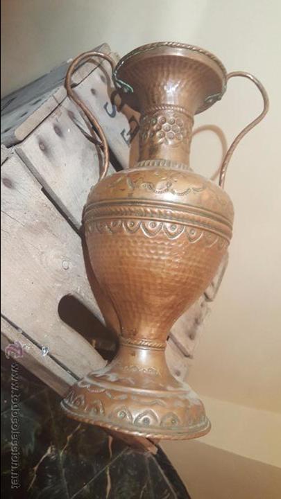 Antig&uuml;edades: gran jarron de bronce repujado con asas, 31cm de alto. - Foto 3