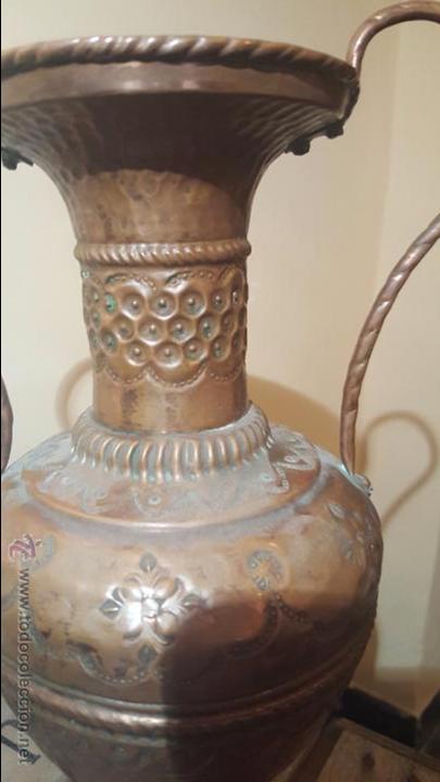 Antig&uuml;edades: gran jarron de bronce repujado con asas, 31cm de alto. - Foto 4