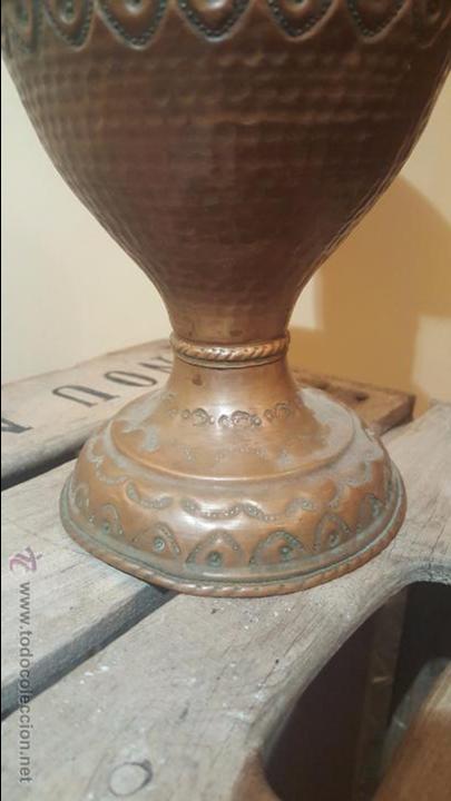 Antig&uuml;edades: gran jarron de bronce repujado con asas, 31cm de alto. - Foto 5