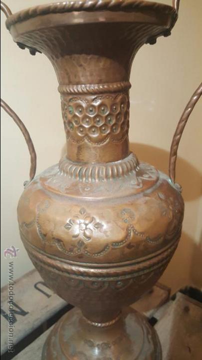 Antig&uuml;edades: gran jarron de bronce repujado con asas, 31cm de alto. - Foto 6