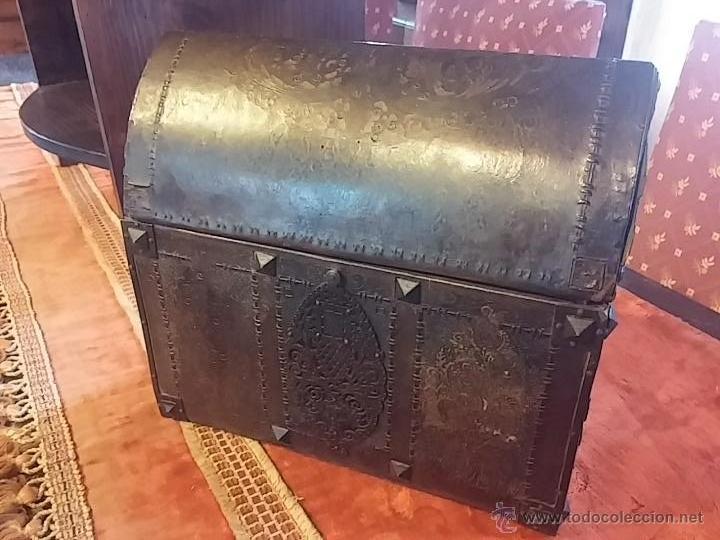Antig&uuml;edades: cofre repujado - Foto 1