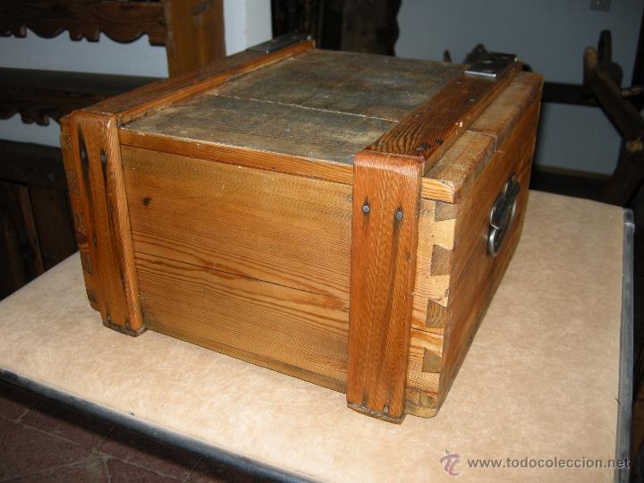 Antig&uuml;edades: CAJA DE MADERA CON ASAS S.XIX - Foto 1
