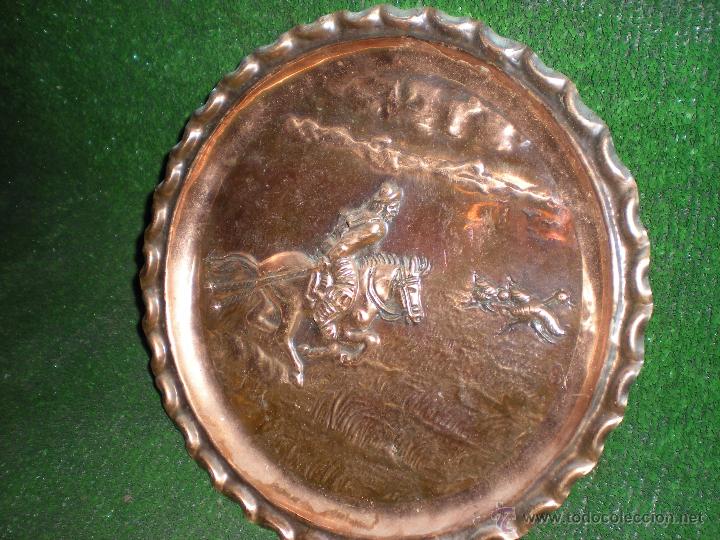 Antig&uuml;edades: Plato en relieve en bronce muy antiguo - Foto 1