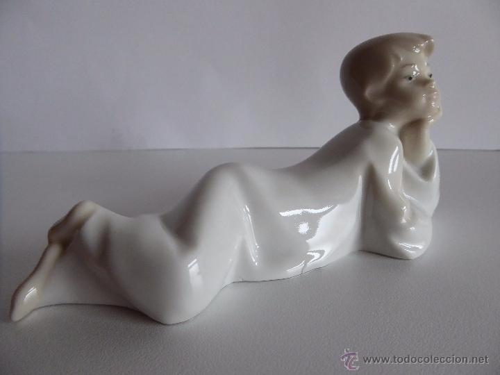 Antig&uuml;edades: FIGURA DE NI&Ntilde;O PENSATIVO - Foto 1