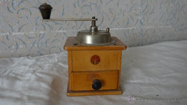Antiquit&auml;ten: MOLINILLO DE CAF&Eacute; PEDE EN MADERA,EN MUY BUEN ESTADO