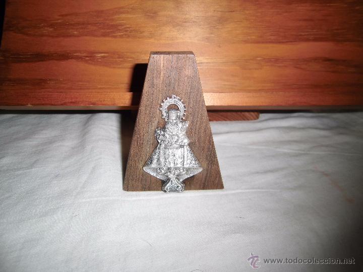 Antig&uuml;edades: VIRGEN DE COVADONGA DE PLATA SOBRE BASE DE MADERA - Foto 1