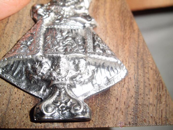 Antig&uuml;edades: VIRGEN DE COVADONGA DE PLATA SOBRE BASE DE MADERA - Foto 4