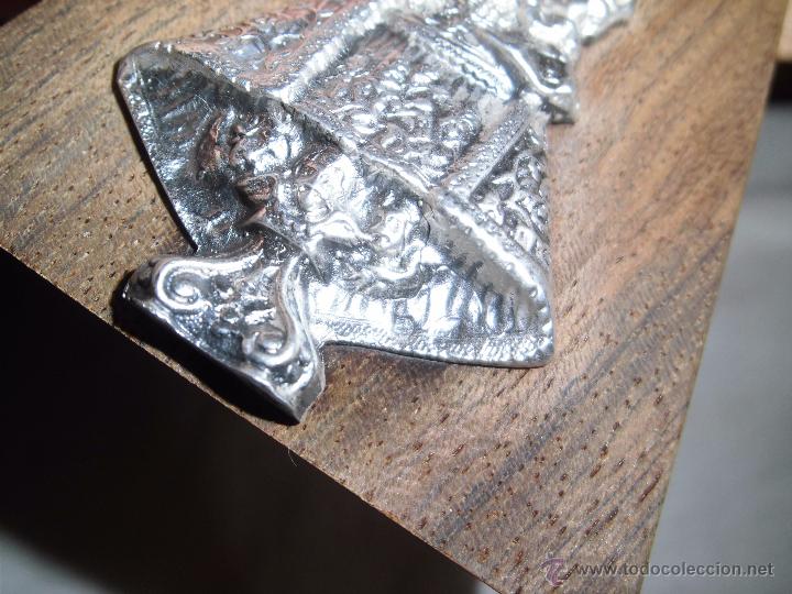 Antig&uuml;edades: VIRGEN DE COVADONGA DE PLATA SOBRE BASE DE MADERA - Foto 5