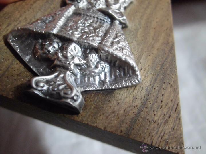 Antig&uuml;edades: VIRGEN DE COVADONGA DE PLATA SOBRE BASE DE MADERA - Foto 6