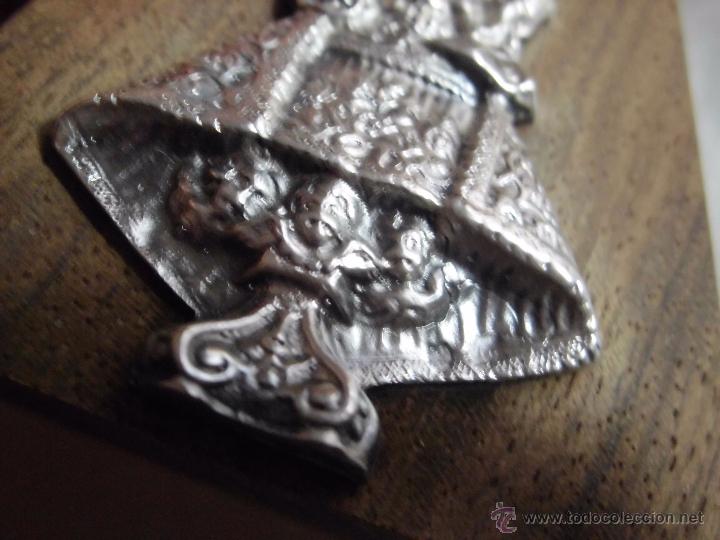 Antig&uuml;edades: VIRGEN DE COVADONGA DE PLATA SOBRE BASE DE MADERA - Foto 7