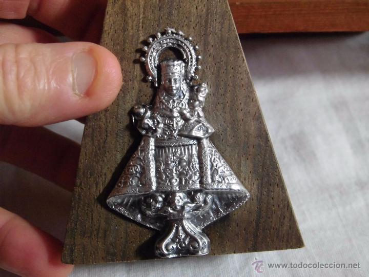 Antig&uuml;edades: VIRGEN DE COVADONGA DE PLATA SOBRE BASE DE MADERA - Foto 9