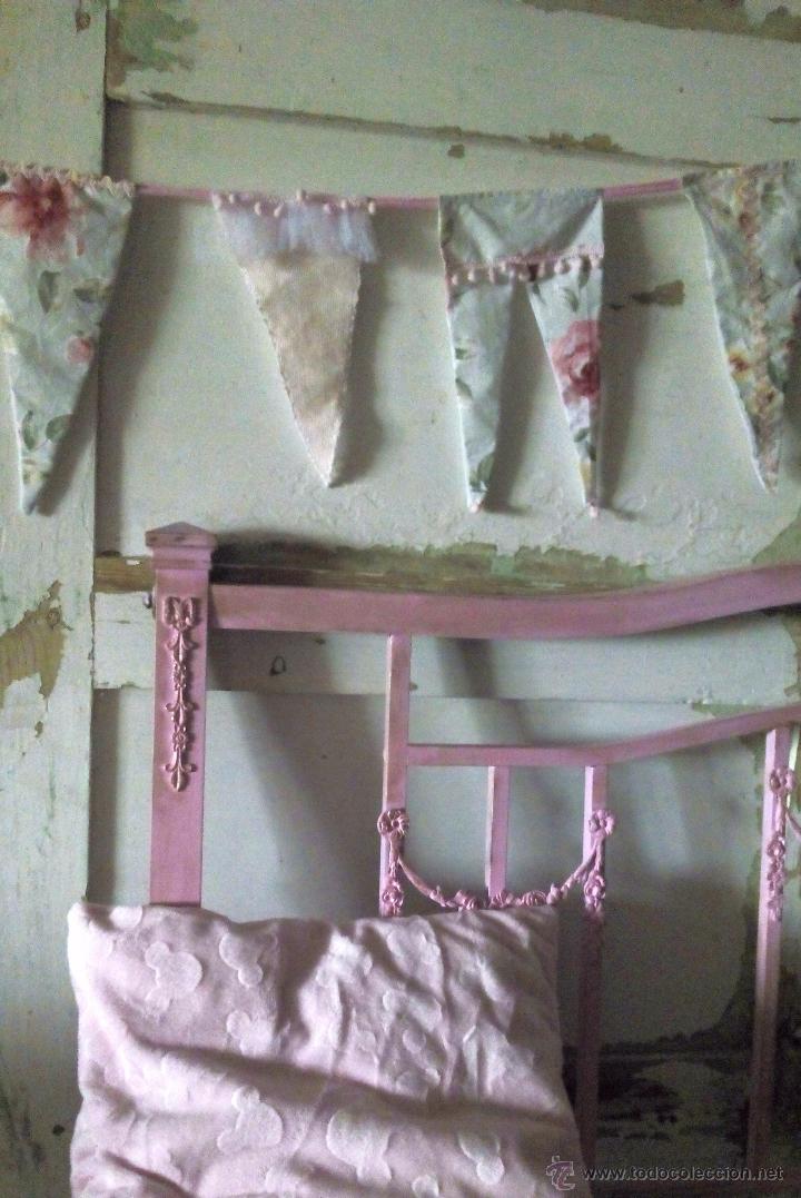 Antig&uuml;edades: ANTIGUO CABECERO DE METAL ROSA - Foto 1