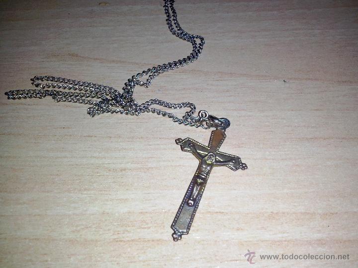 Antig&uuml;edades: antiguo crucifijo de laton con cadena - Foto 1