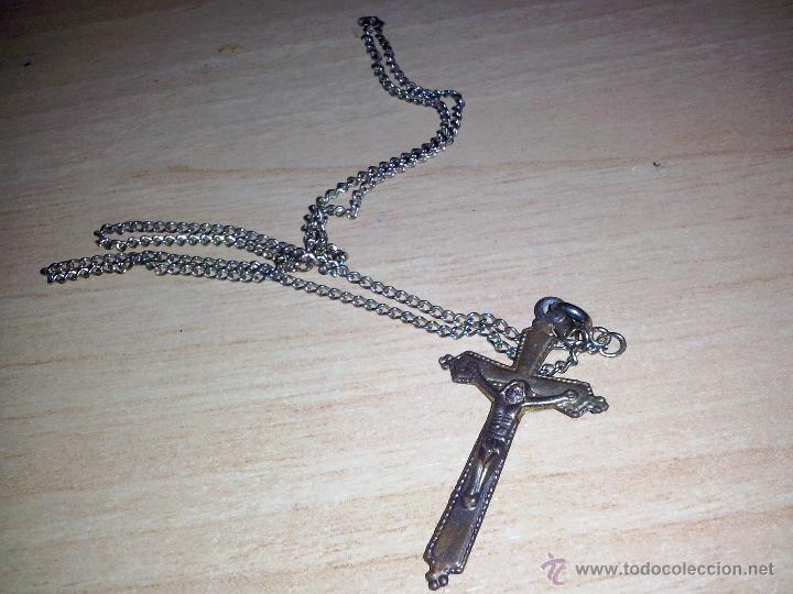 Antig&uuml;edades: antiguo crucifijo de laton con cadena - Foto 2