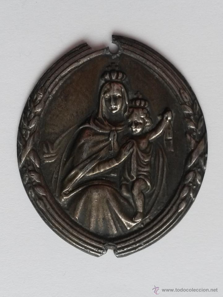 Antig&uuml;edades: Chapa de puerta de la virgen del carmen de 4,7 x 4 cms - Foto 1