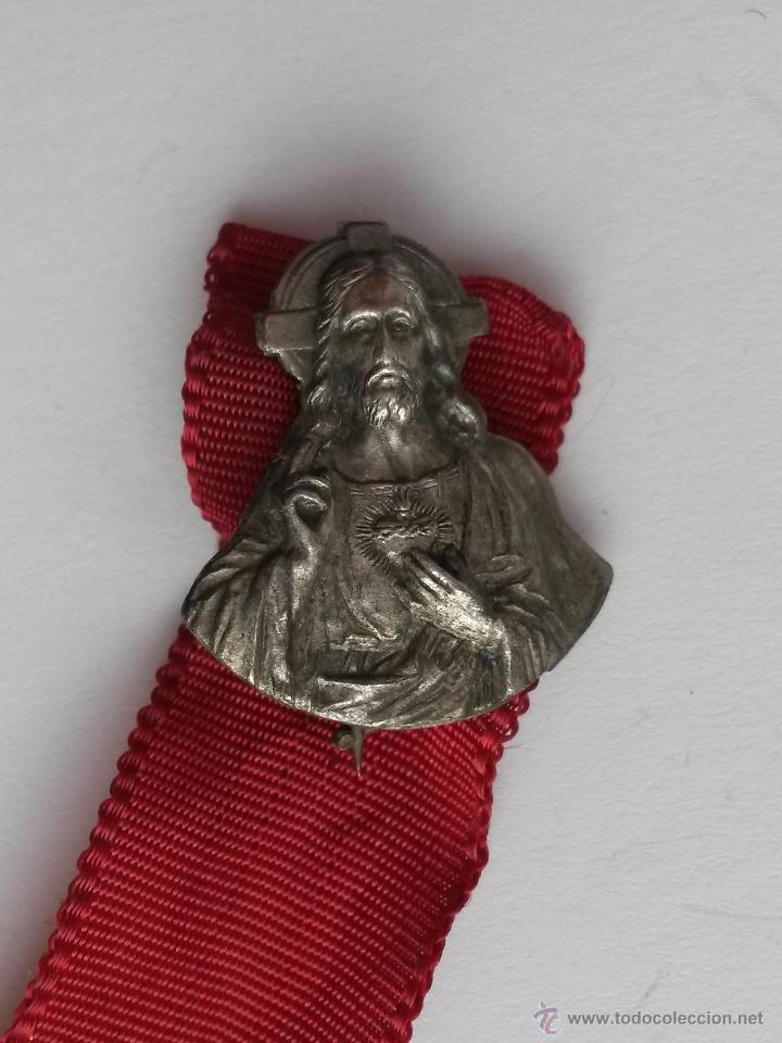 Antig&uuml;edades: Pin de alfiler ,corazon de jesus de 2,1 x 1,8 cms - Foto 1