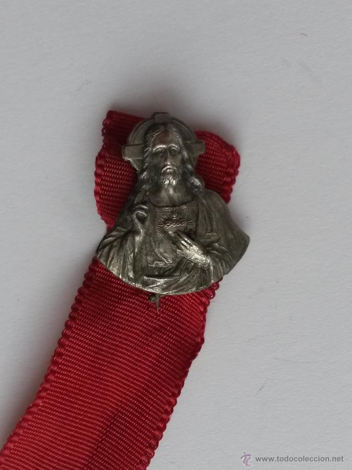 Antig&uuml;edades: Pin de alfiler ,corazon de jesus de 2,1 x 1,8 cms - Foto 3